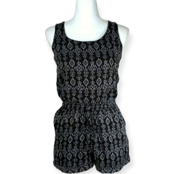XHILARATION XS BLACK & CREAM ROMPER EUC - Picture 1 of 7